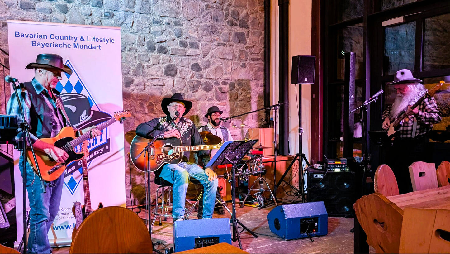 HolleGreat & Band: Erwin Kopold (HolleGreat, 2. v. l.), Hugo Zachers am Bass, Hans Benker an der E-Gitarre und Schlagzeuger Stefan Protze